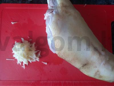 Kepta kiaulienos kulšis su česnaku ir prieskoniais Žingsnis 2