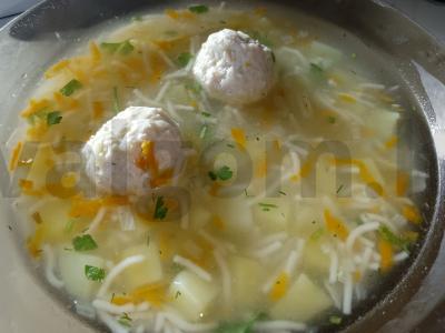 Vištienos kukulių ir makaronų sriuba pagrindine nuotrauka