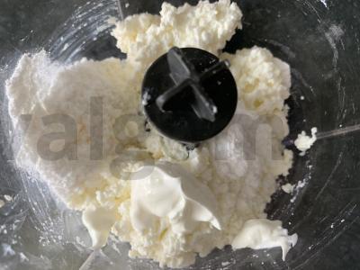 Švelni varškės masė su džiovintais datulėmis ir šokoladu Žingsnis 2