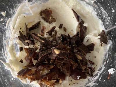 Švelni varškės masė su džiovintais datulėmis ir šokoladu Žingsnis 3