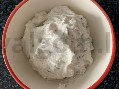 Švelni varškės masė su džiovintais datulėmis ir šokoladu pagrindine nuotrauka