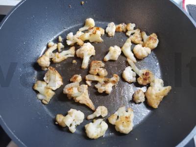 Omletas su žiedine kopūstu ir varškės grūdeliais Žingsnis 1