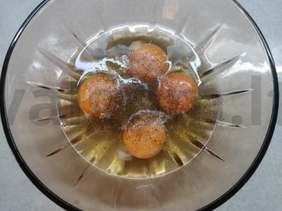 Omletas su žiedine kopūstu ir varškės grūdeliais Žingsnis 2