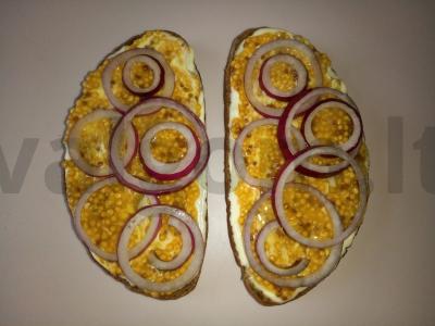 Tostai su silke, raudonuoju svogūnu ir grūdėta garstyčia Žingsnis 2