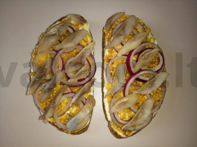 Tostai su silke, raudonuoju svogūnu ir grūdėta garstyčia Žingsnis 3