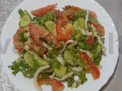 Salotos su kalmarais ir kinoja pagrindine nuotrauka