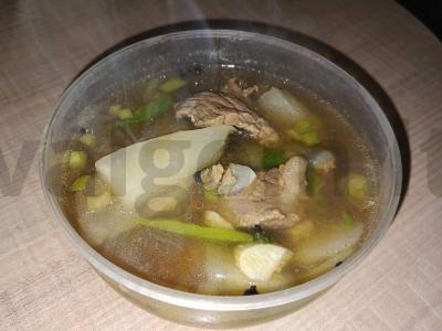 Korėjietiška jautienos ir žaliosios ridikėlių sriuba pagrindine nuotrauka