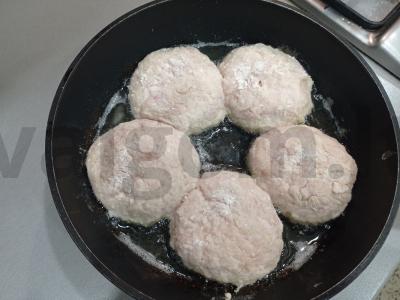 Vištienos kotletai su kiaulienos taukais Žingsnis 3