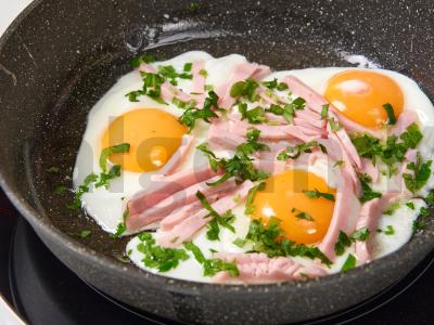 Kiaušinis su sūriu ir kumpiu Žingsnis 3