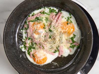 Kiaušinis su sūriu ir kumpiu Žingsnis 4