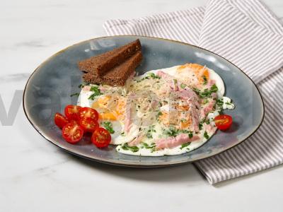 Kiaušinis su sūriu ir kumpiu pagrindine nuotrauka