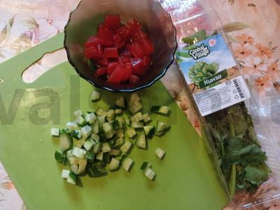 Agurkų, kalendros ir sūdyto arbūzo salotas Žingsnis 2