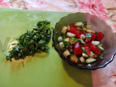 Agurkų, kalendros ir sūdyto arbūzo salotas Žingsnis 3