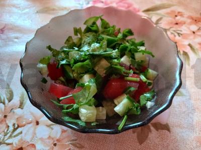 Agurkų, kalendros ir sūdyto arbūzo salotas pagrindine nuotrauka