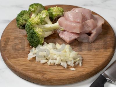 Vištiena su brokoliais aštriame padaže Žingsnis 1