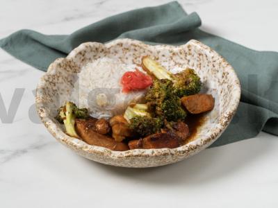 Vištiena su brokoliais aštriame padaže pagrindine nuotrauka