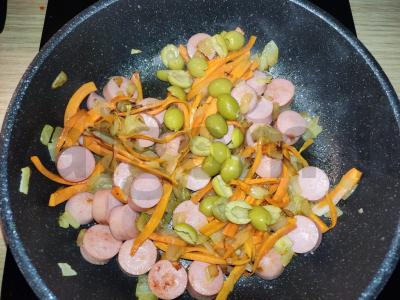 Makaronai su dešrelių padažu ir alyvuogėmis Žingsnis 2