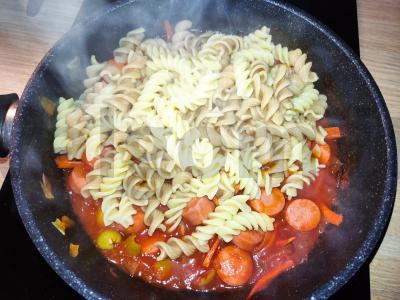 Makaronai su dešrelių padažu ir alyvuogėmis Žingsnis 4