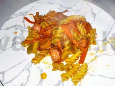 Makaronai su dešrelių padažu ir alyvuogėmis pagrindine nuotrauka