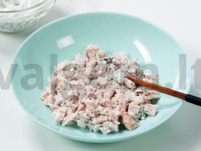 Salotas „Naktis“ su rūkytomis vištienos krūtinėlėmis ir grybais Žingsnis 5