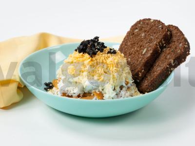 Salotas „Naktis“ su rūkytomis vištienos krūtinėlėmis ir grybais pagrindine nuotrauka