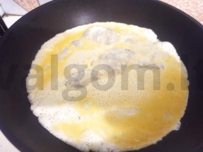 Omletas su vištienos kotletu ir marinuotais svogūnais Žingsnis 2