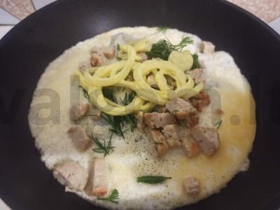 Omletas su vištienos kotletu ir marinuotais svogūnais Žingsnis 3