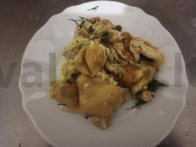 Omletas su vištienos kotletu ir marinuotais svogūnais pagrindine nuotrauka