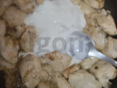 Vištienos krūtinėlės filė grietinės padaže su lęšiais Žingsnis 5