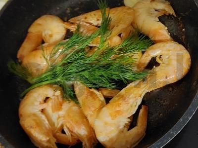 Brusketa su krevetėmis, agurku ir lydytu sūriu Žingsnis 1