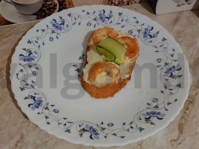 Brusketa su krevetėmis, agurku ir lydytu sūriu Žingsnis 3