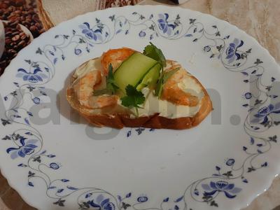 Brusketa su krevetėmis, agurku ir lydytu sūriu pagrindine nuotrauka