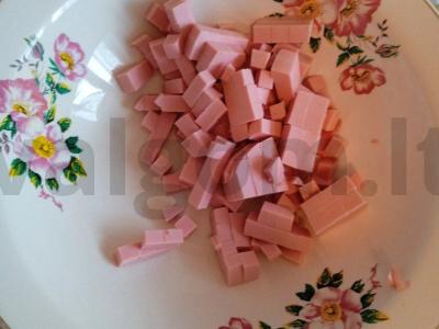 Olivje su doktorine dešra ir marinuotais agurkais Žingsnis 1