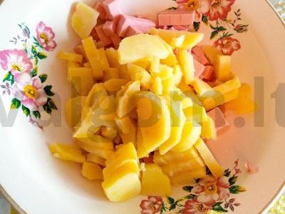 Olivje su doktorine dešra ir marinuotais agurkais Žingsnis 2