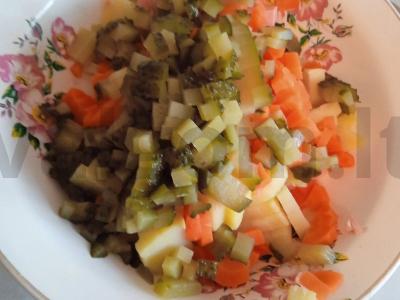 Olivje su doktorine dešra ir marinuotais agurkais Žingsnis 4