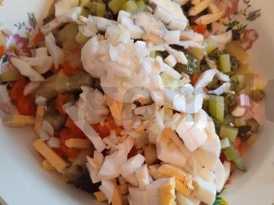 Olivje su doktorine dešra ir marinuotais agurkais Žingsnis 5