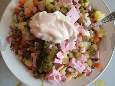 Olivje su doktorine dešra ir marinuotais agurkais Žingsnis 7