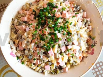 Olivje su doktorine dešra ir marinuotais agurkais pagrindine nuotrauka