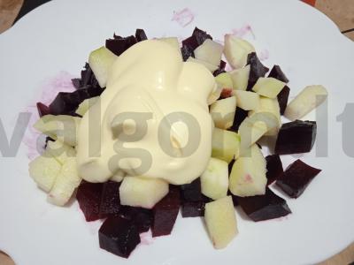 Burokėlių salotos su dorblu sūriu ir graikiniais riešutais Žingsnis 3