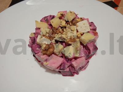 Burokėlių salotos su dorblu sūriu ir graikiniais riešutais pagrindine nuotrauka