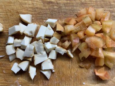 Salotas su rūkytu sūriu, kiaušiniu, agurku ir paprika Žingsnis 2