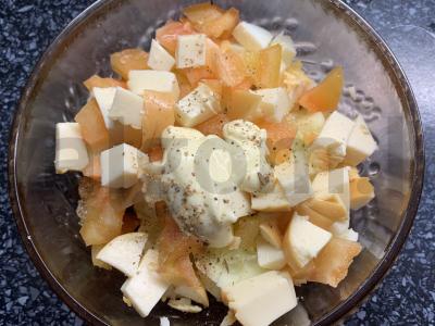 Salotas su rūkytu sūriu, kiaušiniu, agurku ir paprika pagrindine nuotrauka