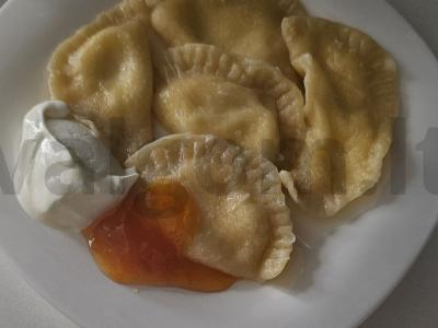 Koldūnai su varške ir abrikosų uogiene pagrindine nuotrauka