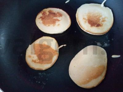 Blynai su rūgštu pienu ant sviesto Žingsnis 4