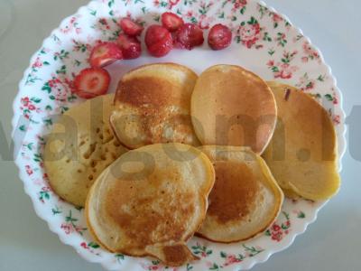 Blynai su rūgštu pienu ant sviesto pagrindine nuotrauka