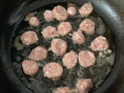 Pica su dešrelėmis ir sūrio padažu Žingsnis 1