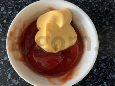 Pica su dešrelėmis ir sūrio padažu Žingsnis 2