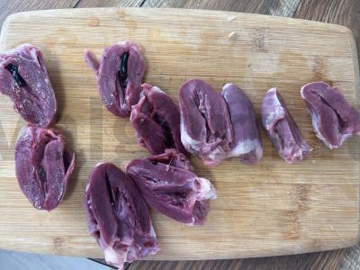 Kalakutų širdelės grietinėlės padaže Žingsnis 1