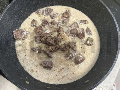 Kalakutų širdelės grietinėlės padaže Žingsnis 5