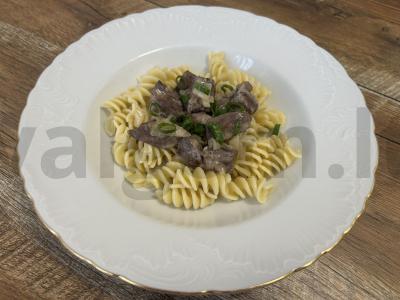 Kalakutų širdelės grietinėlės padaže pagrindine nuotrauka